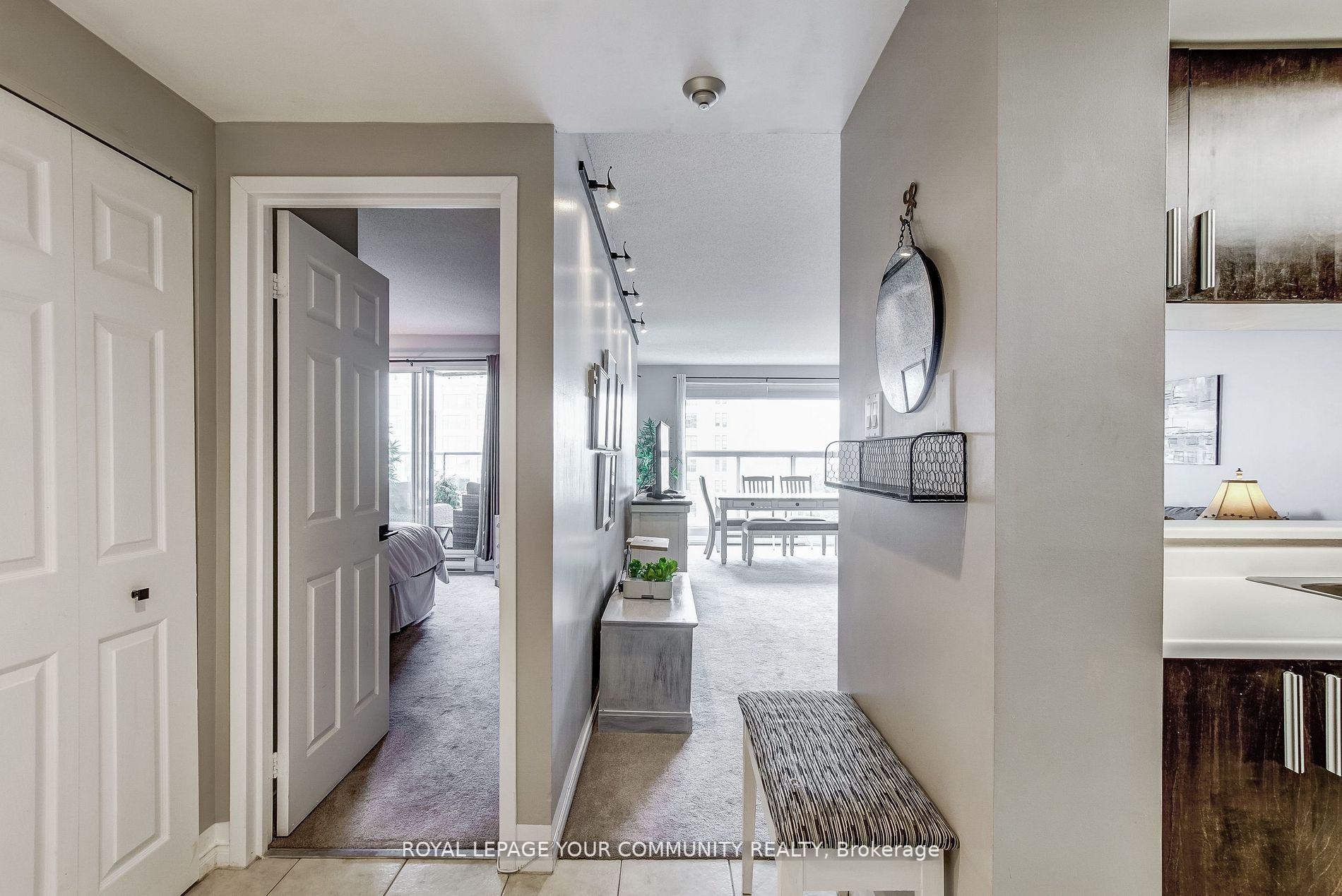 77 Harbour Sq W, #809