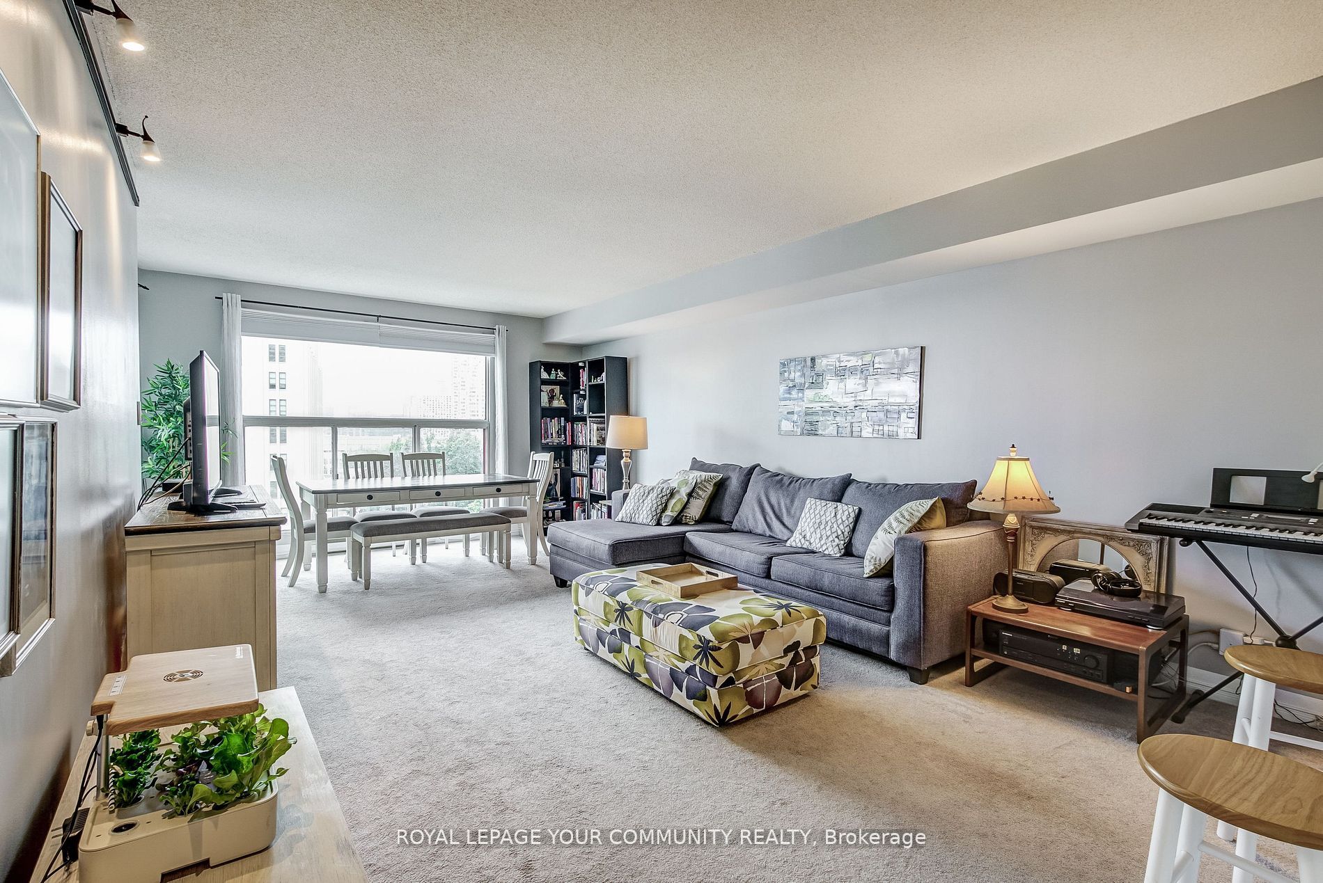 77 Harbour Sq W, #809