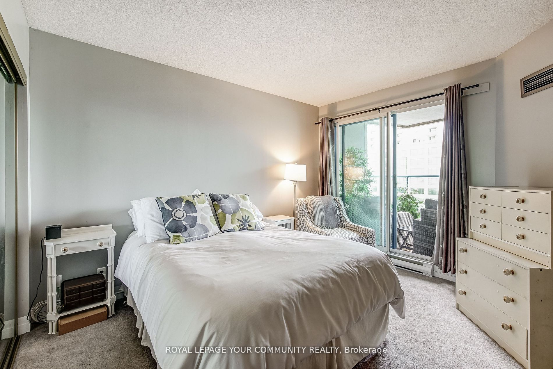 77 Harbour Sq W, #809