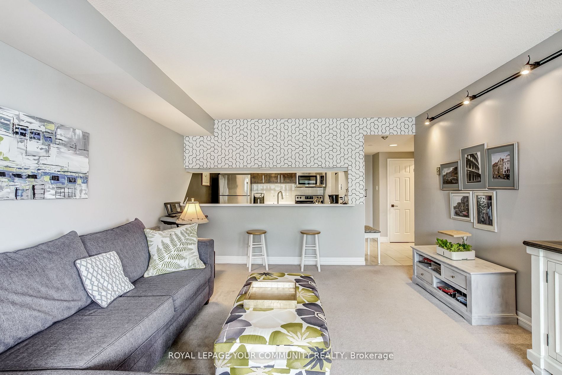 77 Harbour Sq W, #809