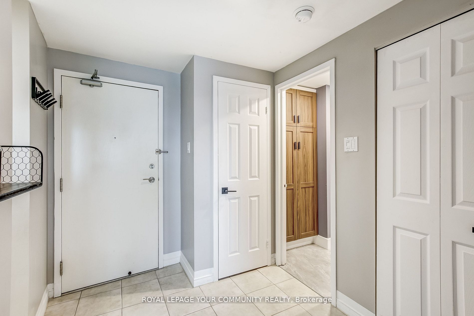 77 Harbour Sq W, #809