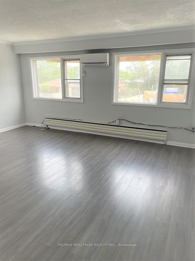 850 Sheppard Ave W