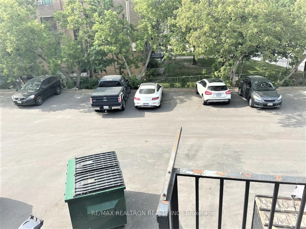 850 Sheppard Ave W