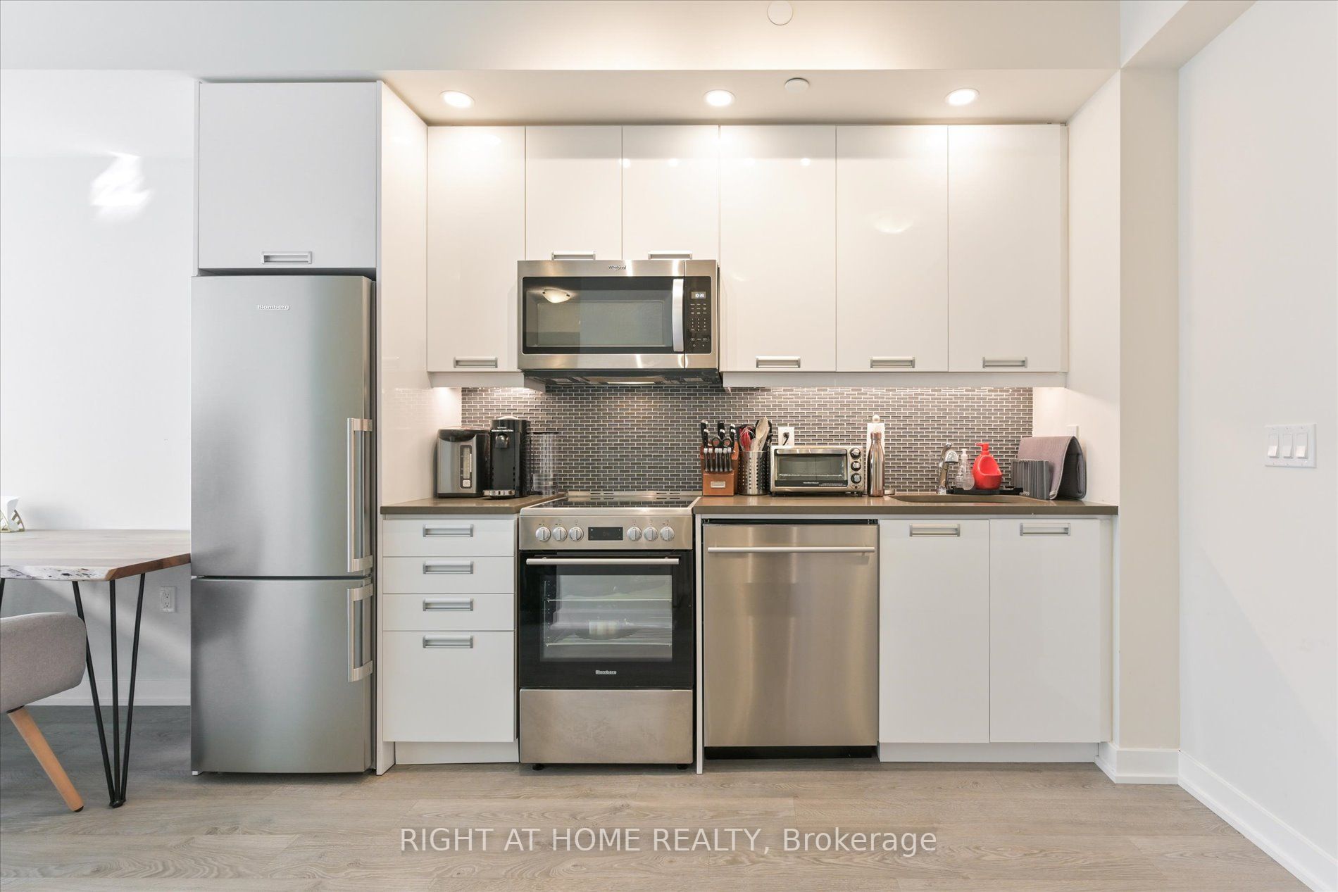 99 John St, #1202