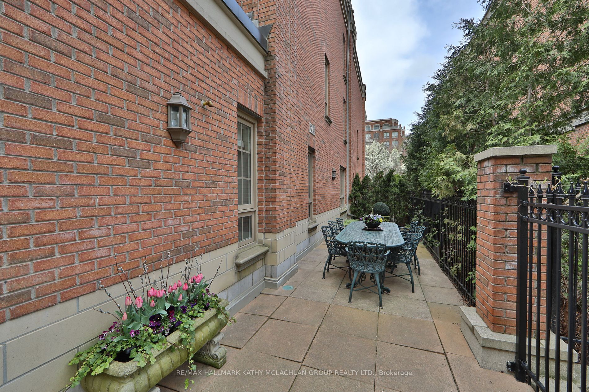 21 Burkebrook Pl, #Th5