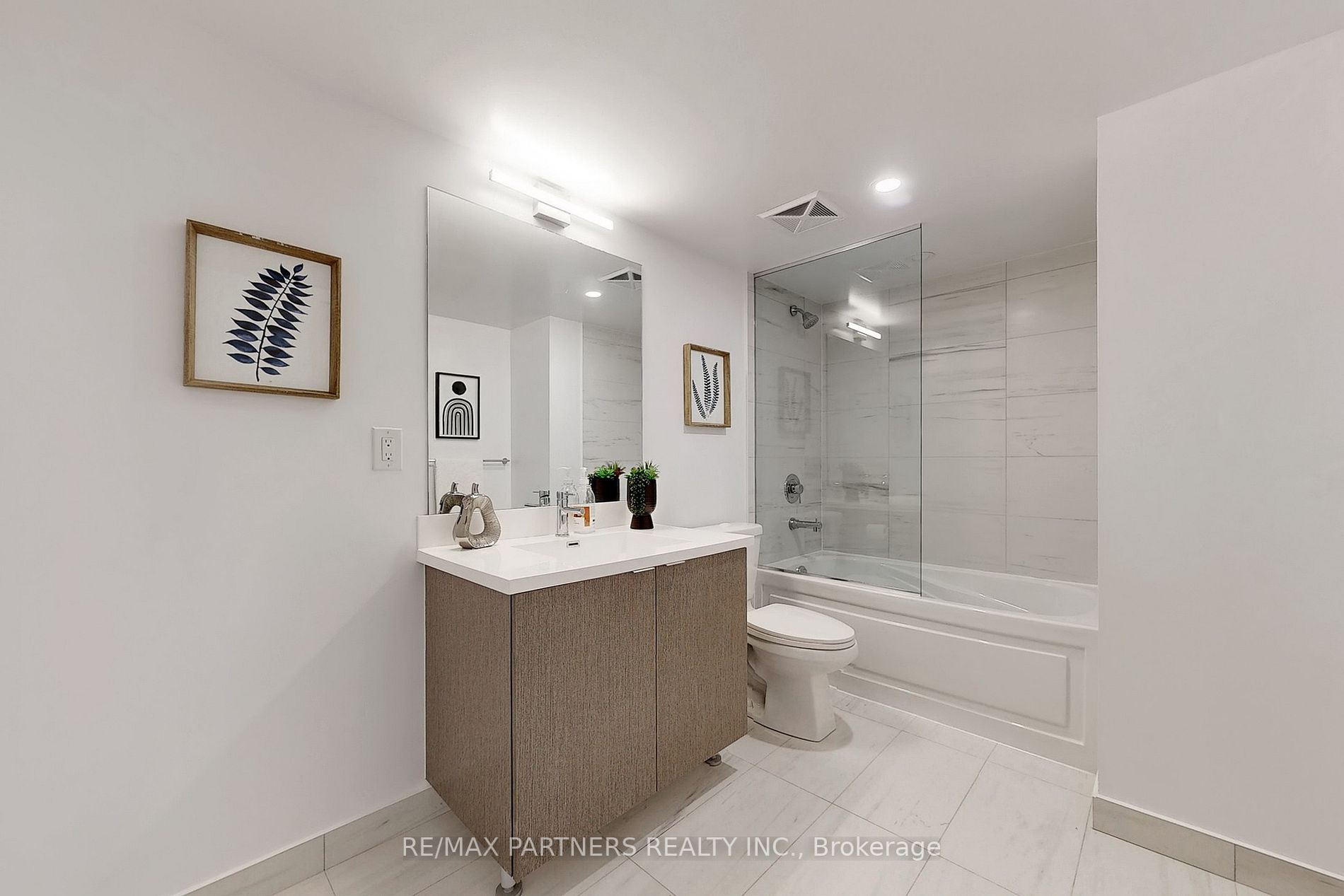 219 Dundas St E, #809
