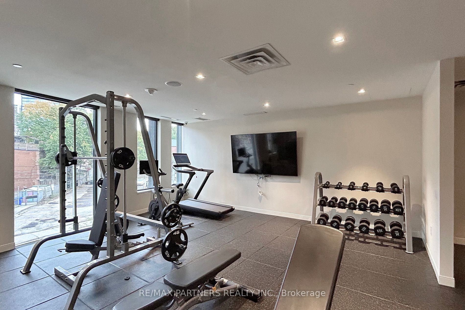 219 Dundas St E, #809
