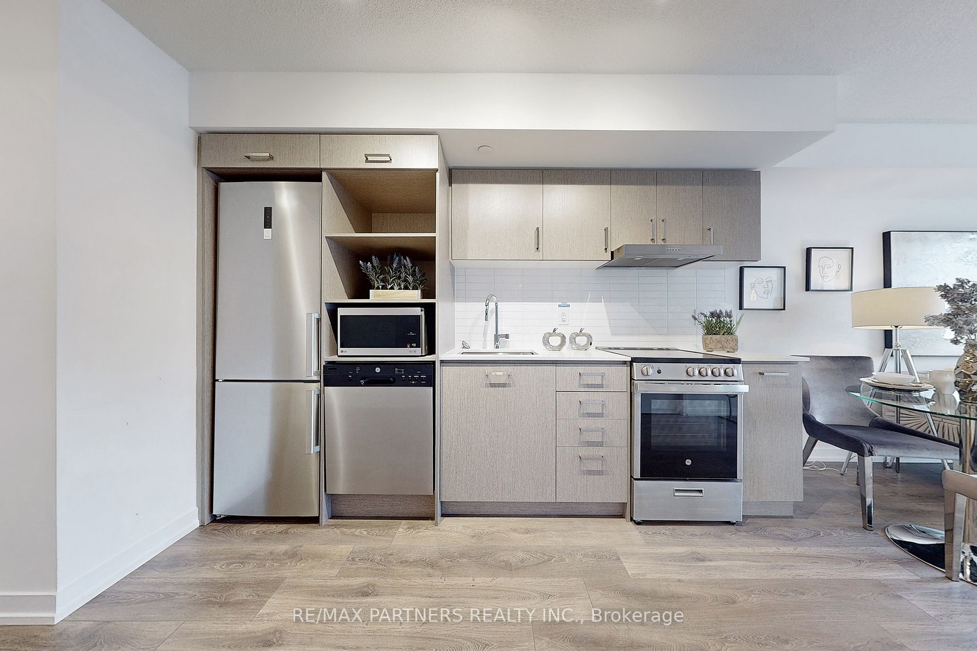 219 Dundas St E, #809