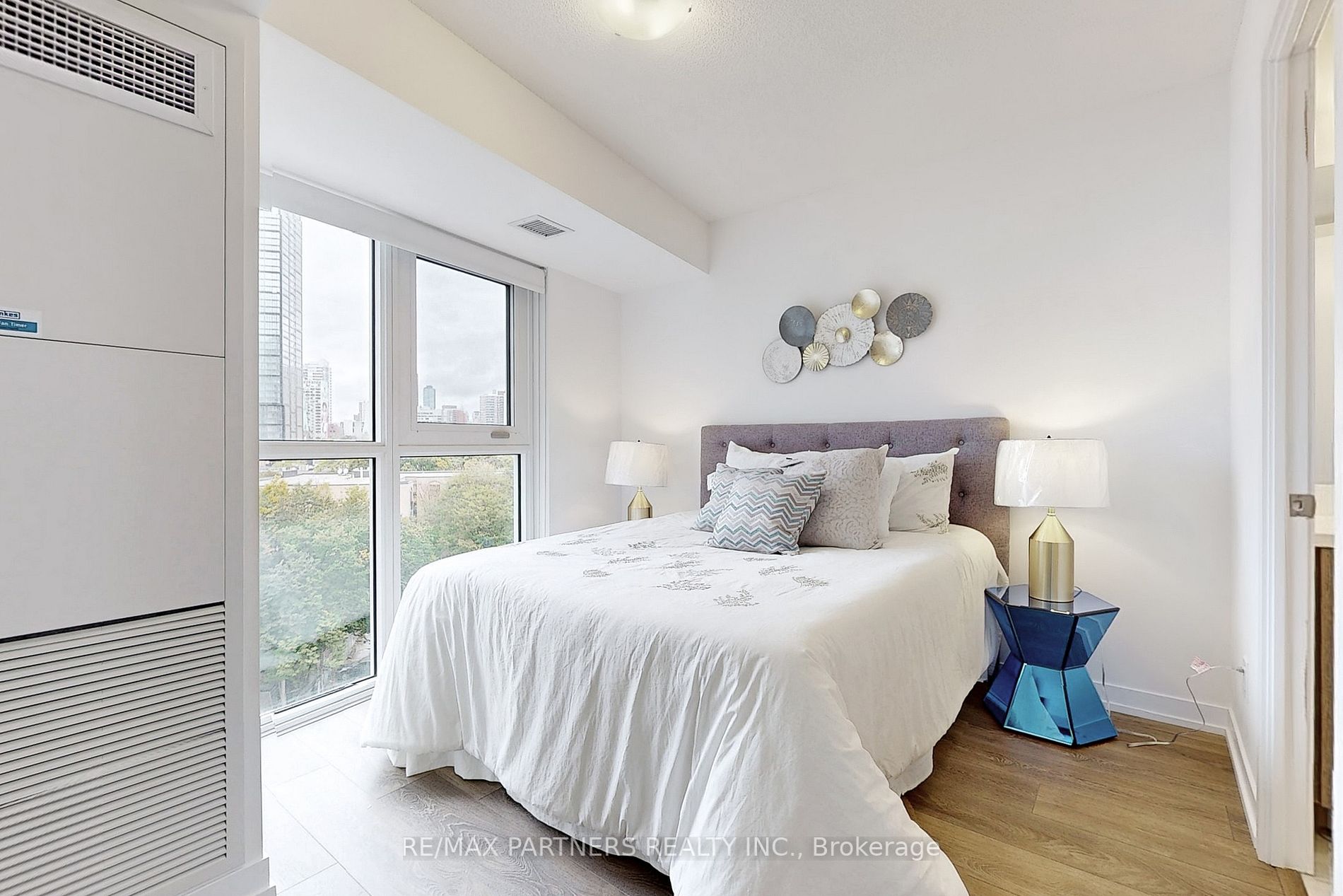 219 Dundas St E, #809