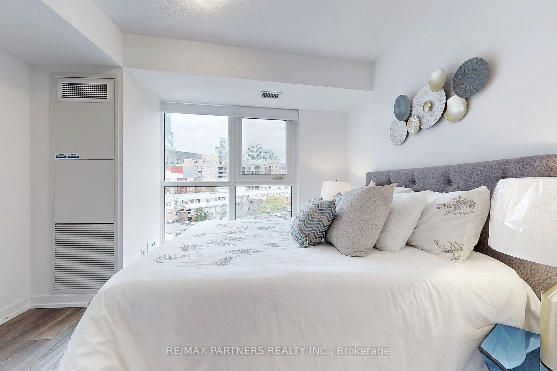 219 Dundas St E, #809