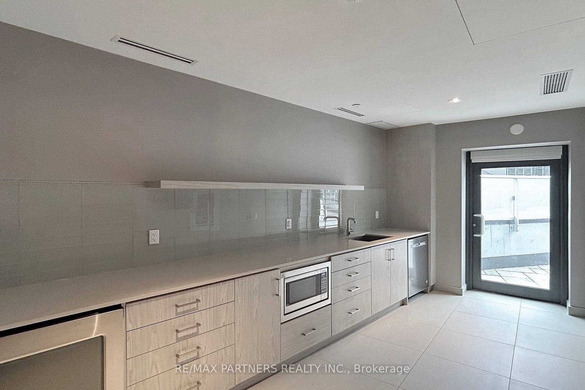 219 Dundas St E, #809