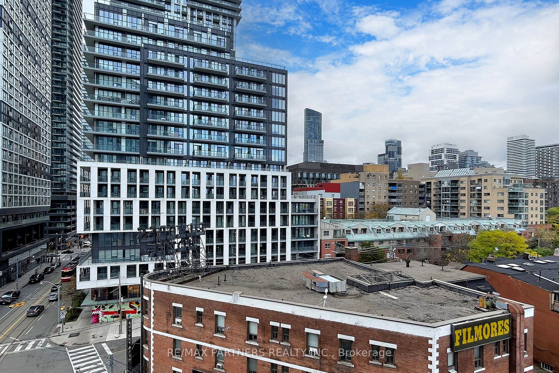 219 Dundas St E, #809