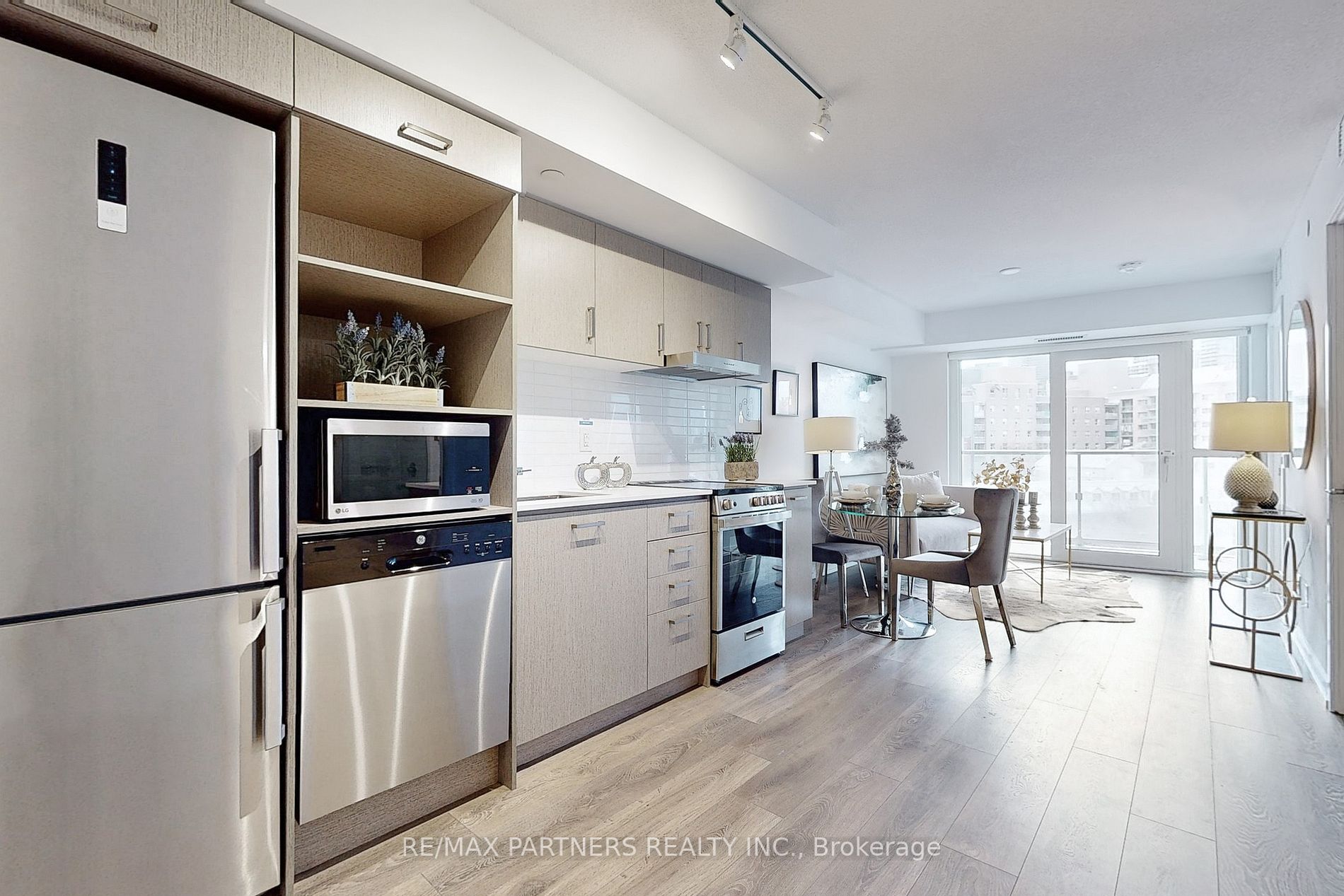 219 Dundas St E, #809