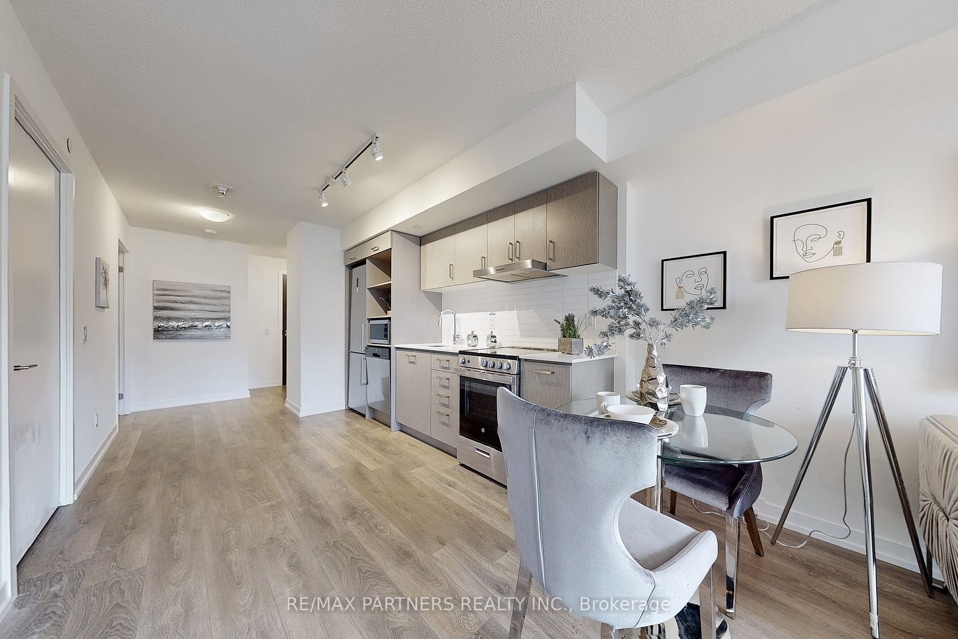 219 Dundas St E, #809