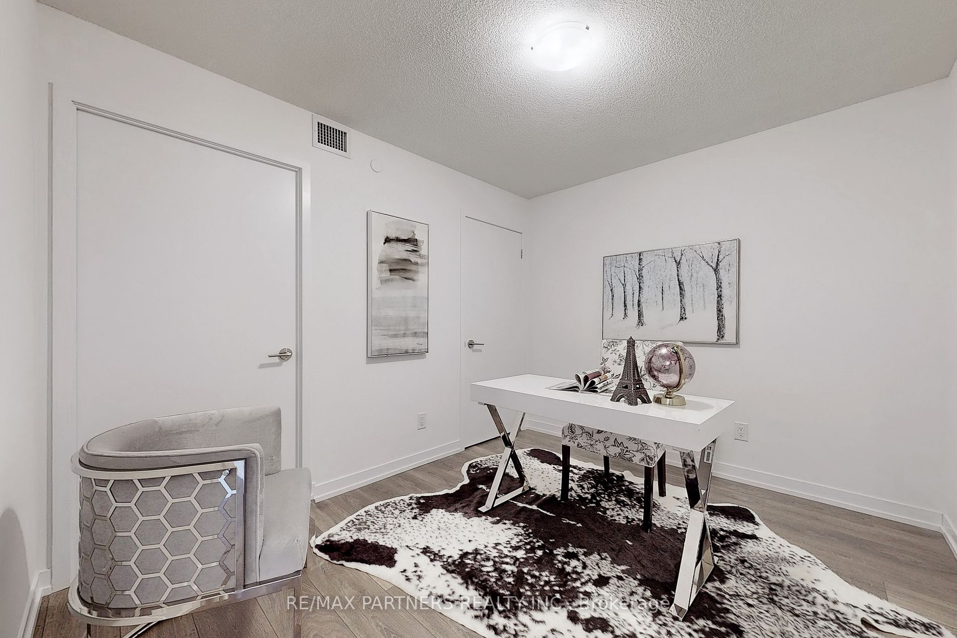 219 Dundas St E, #809