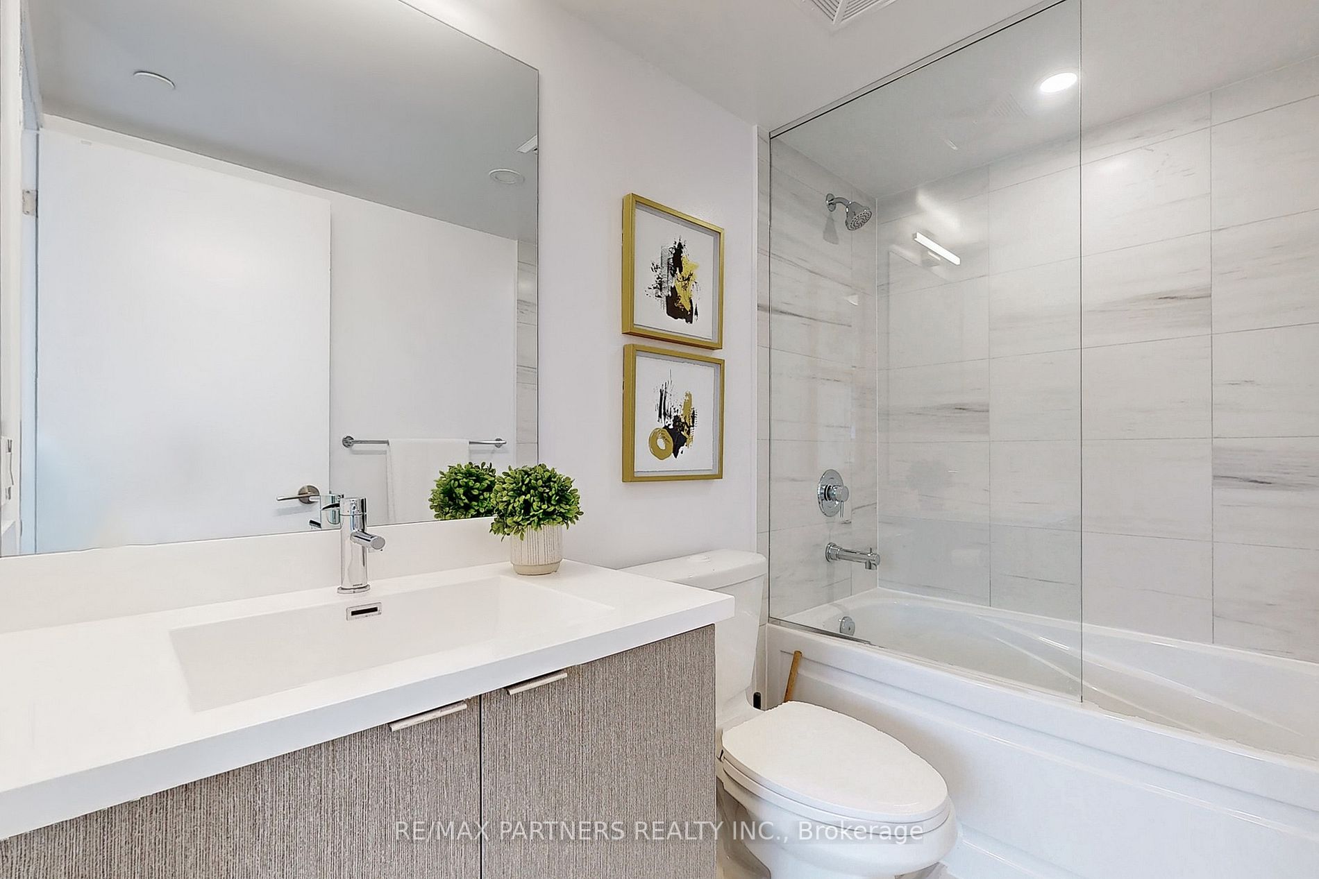 219 Dundas St E, #809