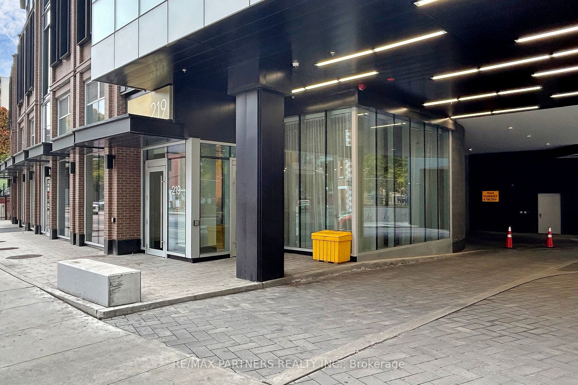 219 Dundas St E, #809
