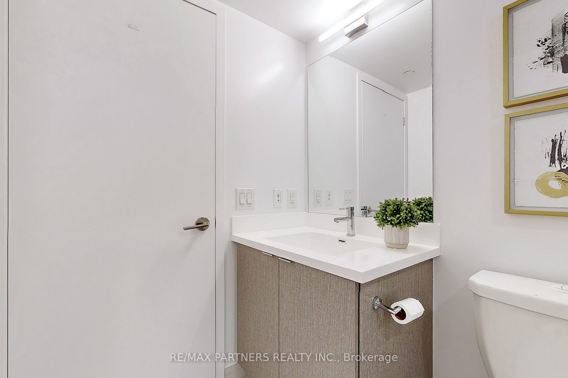 219 Dundas St E, #809