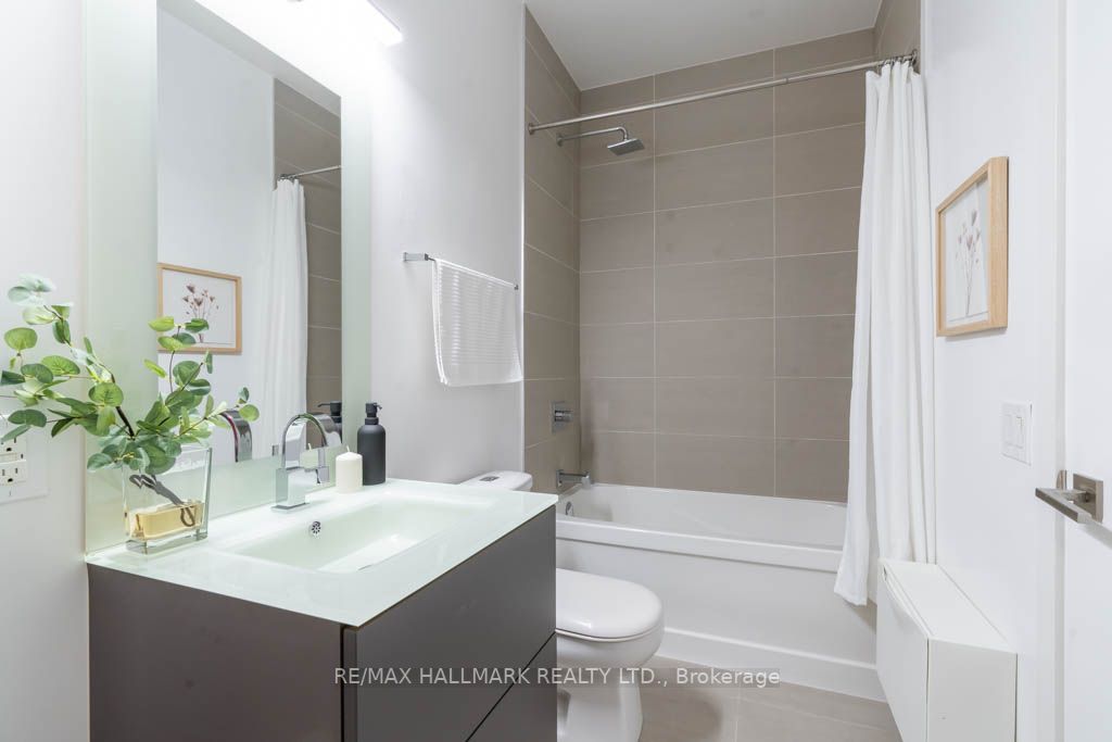 111 St Clair Ave W, #424
