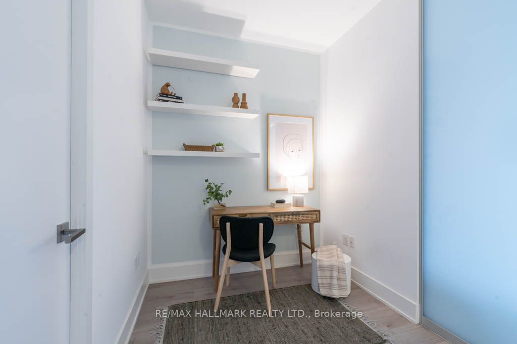 111 St Clair Ave W, #424