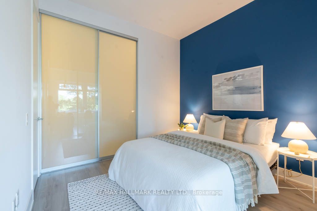 111 St Clair Ave W, #424