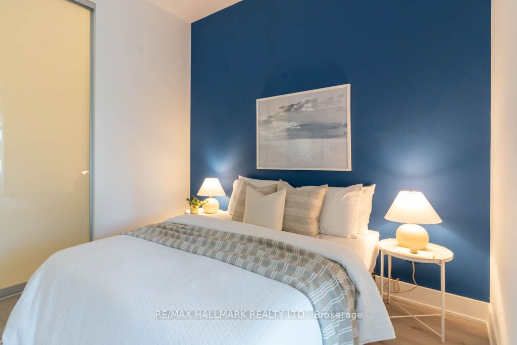 111 St Clair Ave W, #424