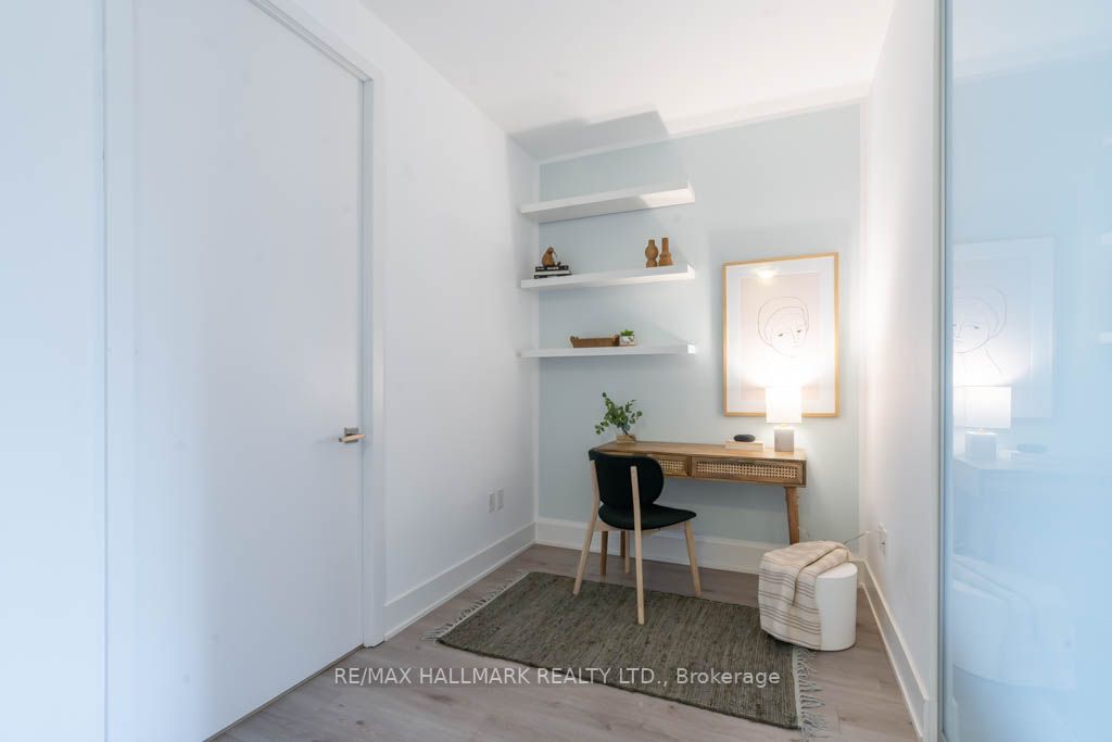 111 St Clair Ave W, #424
