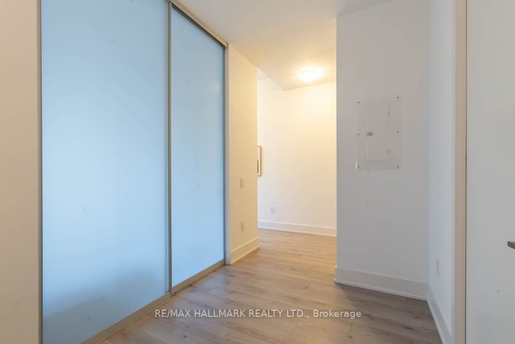 111 St Clair Ave W, #424