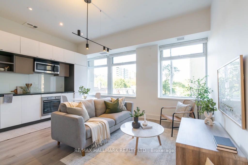 111 St Clair Ave W, #424