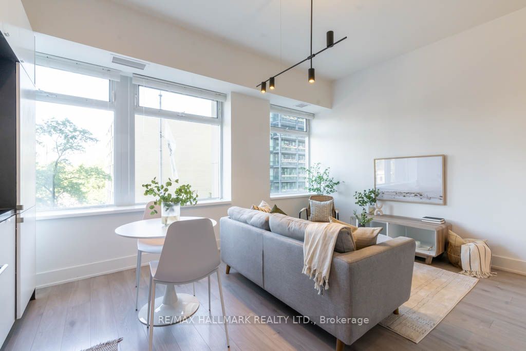 111 St Clair Ave W, #424