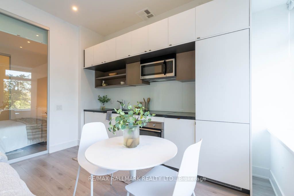 111 St Clair Ave W, #424