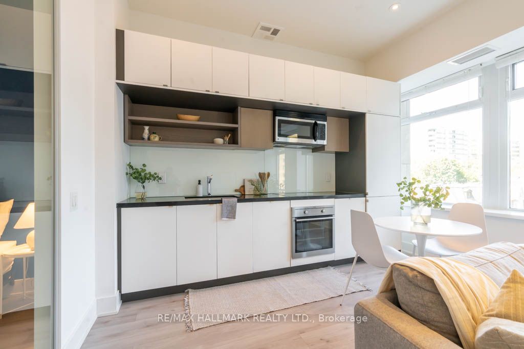 111 St Clair Ave W, #424