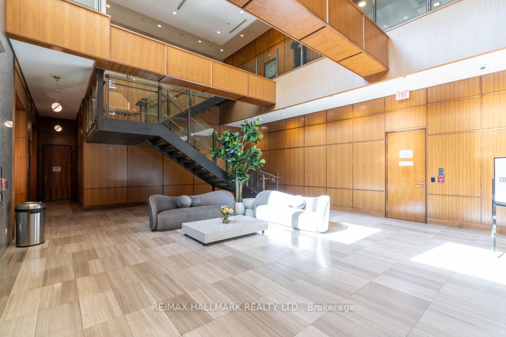 111 St Clair Ave W, #424