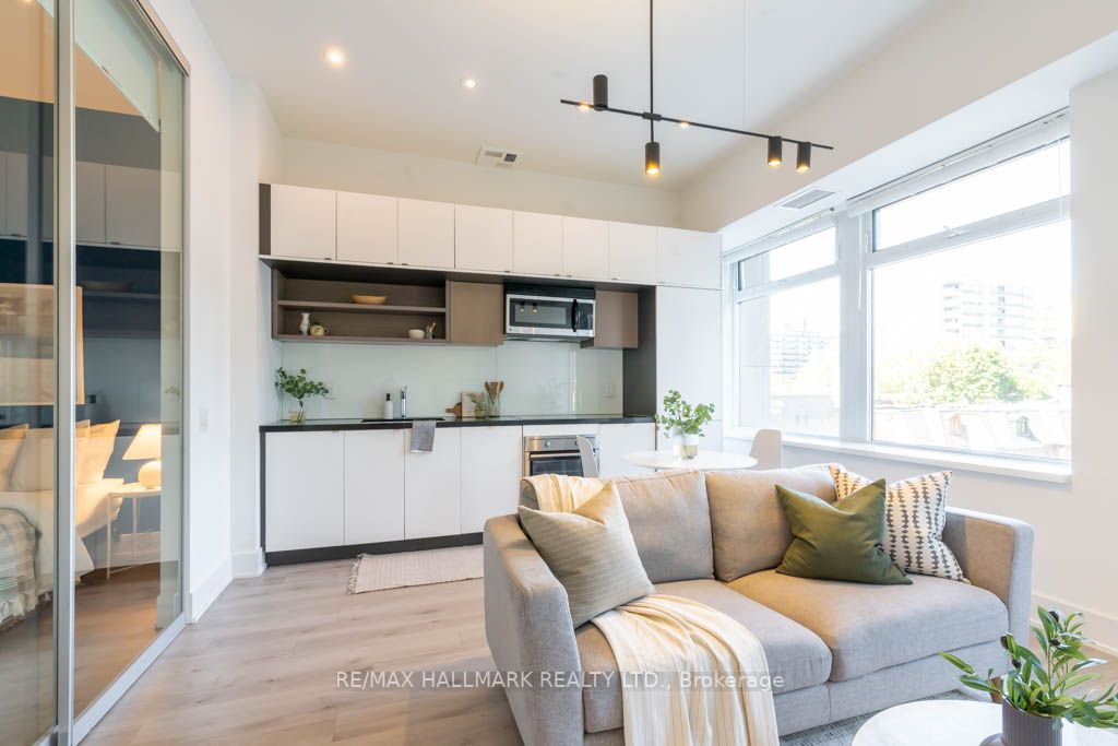 111 St Clair Ave W, #424