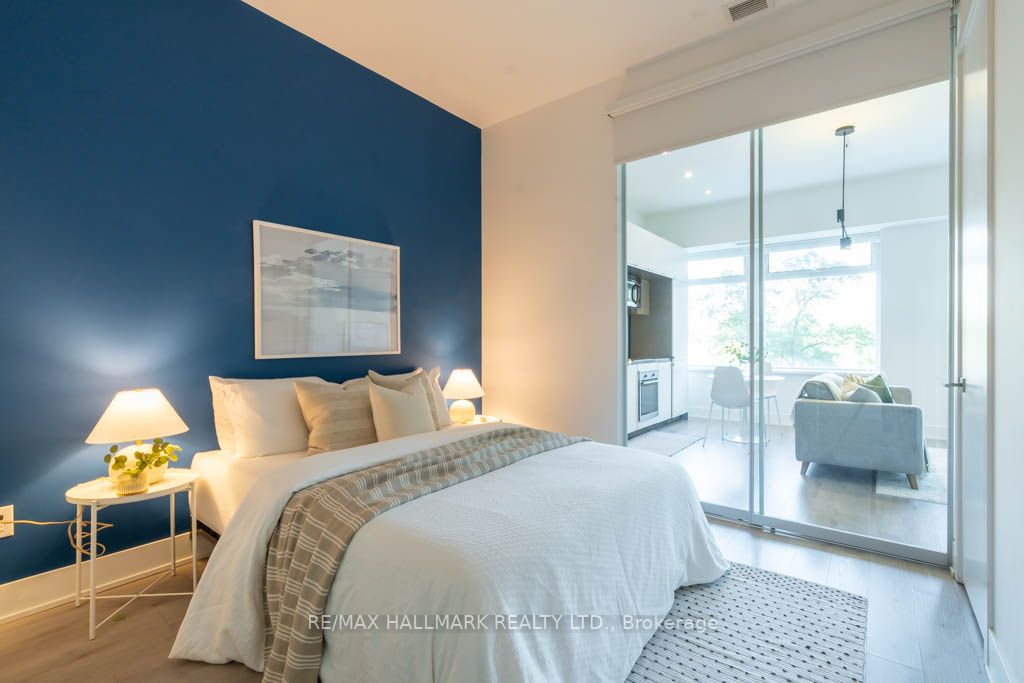 111 St Clair Ave W, #424