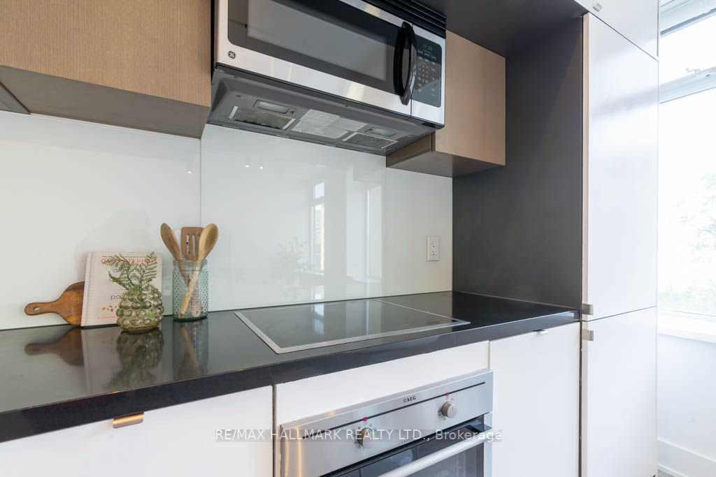 111 St Clair Ave W, #424