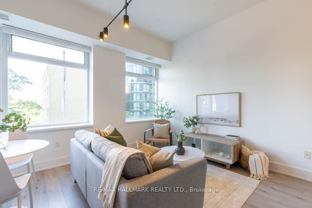 111 St Clair Ave W, #424