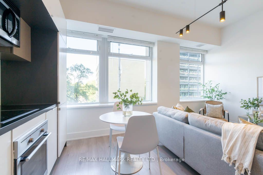 111 St Clair Ave W, #424