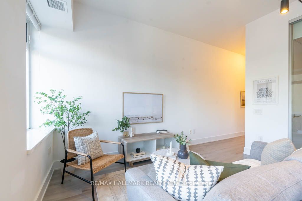 111 St Clair Ave W, #424