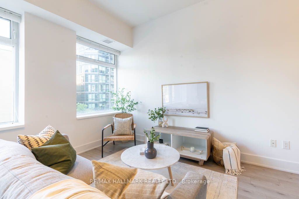 111 St Clair Ave W, #424