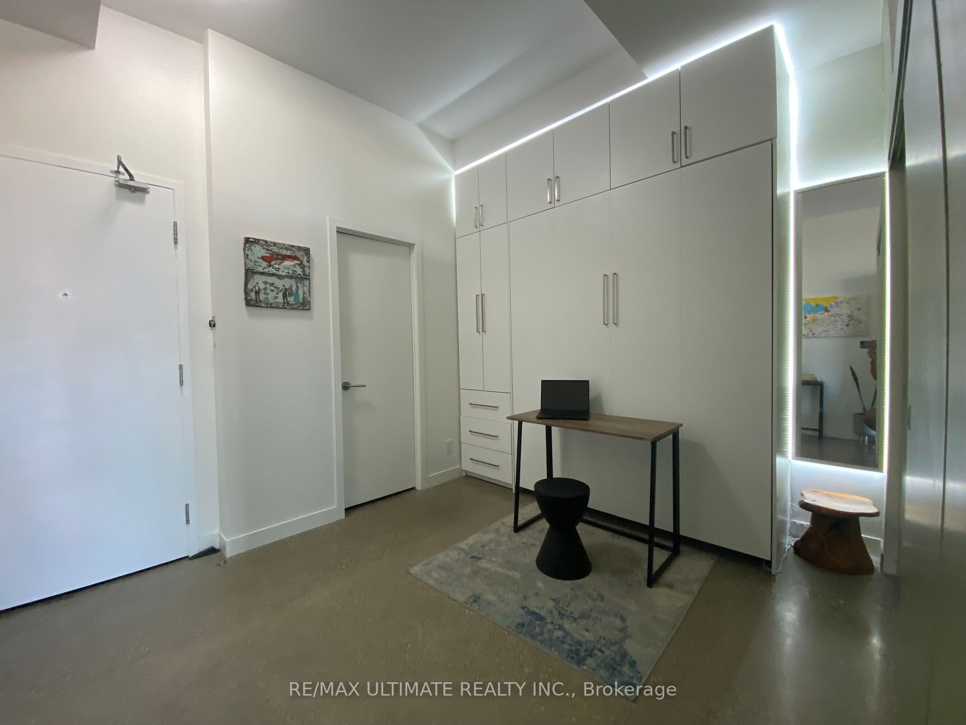 569 King St E, #404
