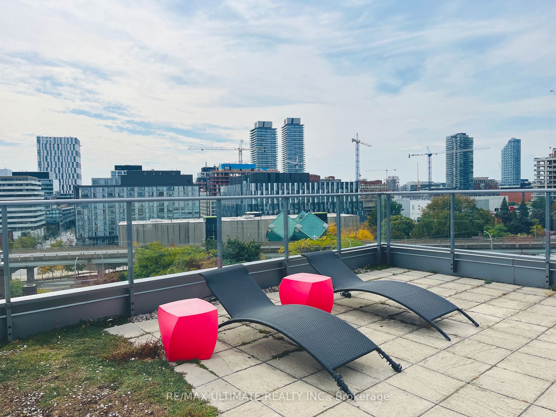 569 King St E, #404