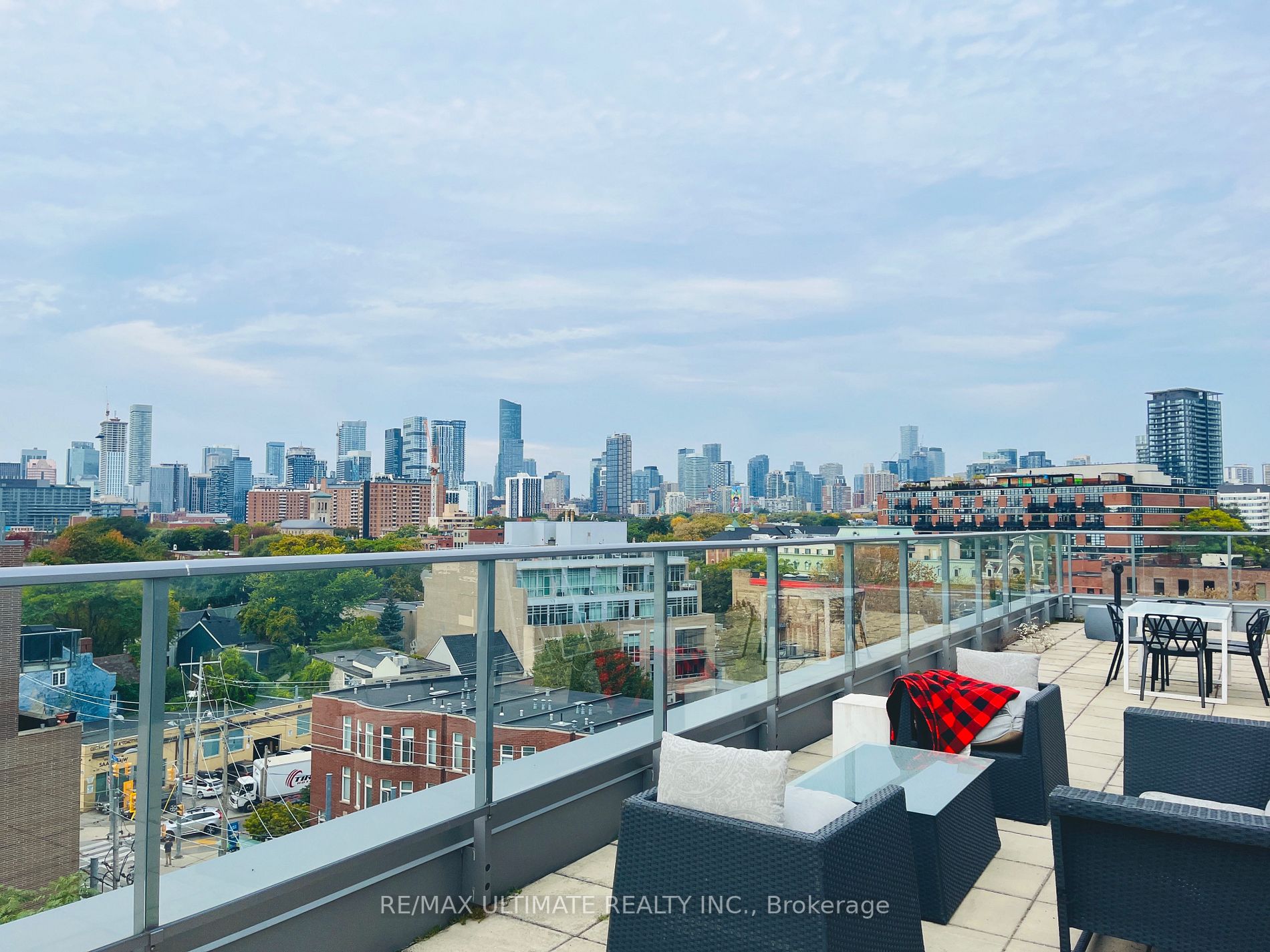 569 King St E, #404