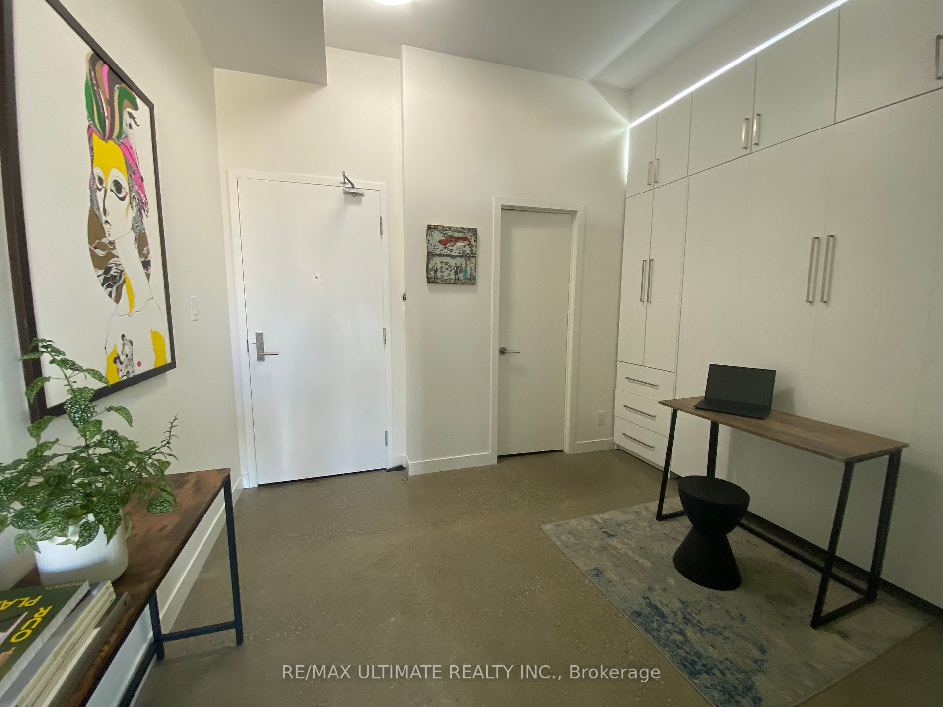 569 King St E, #404