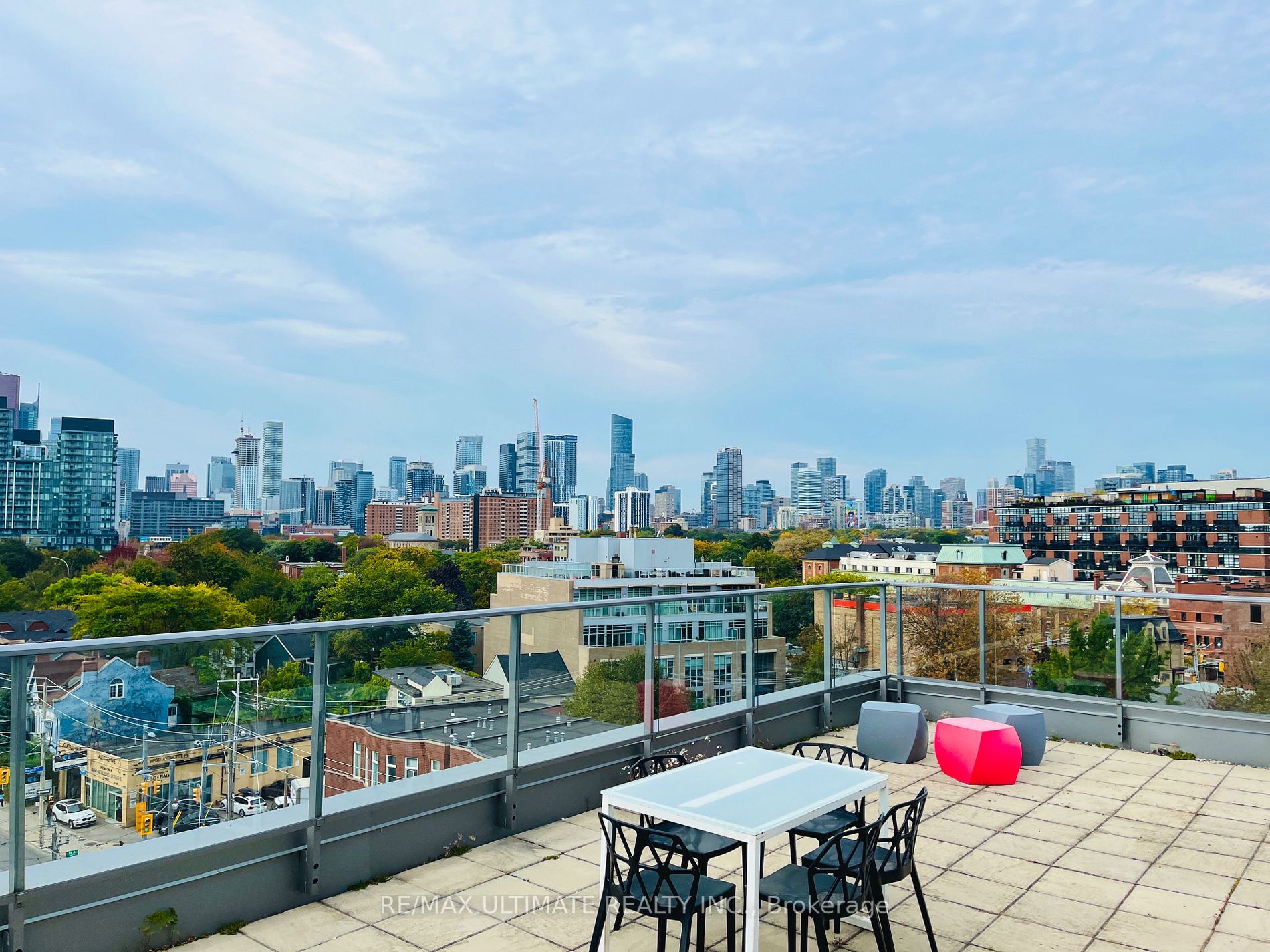 569 King St E, #404