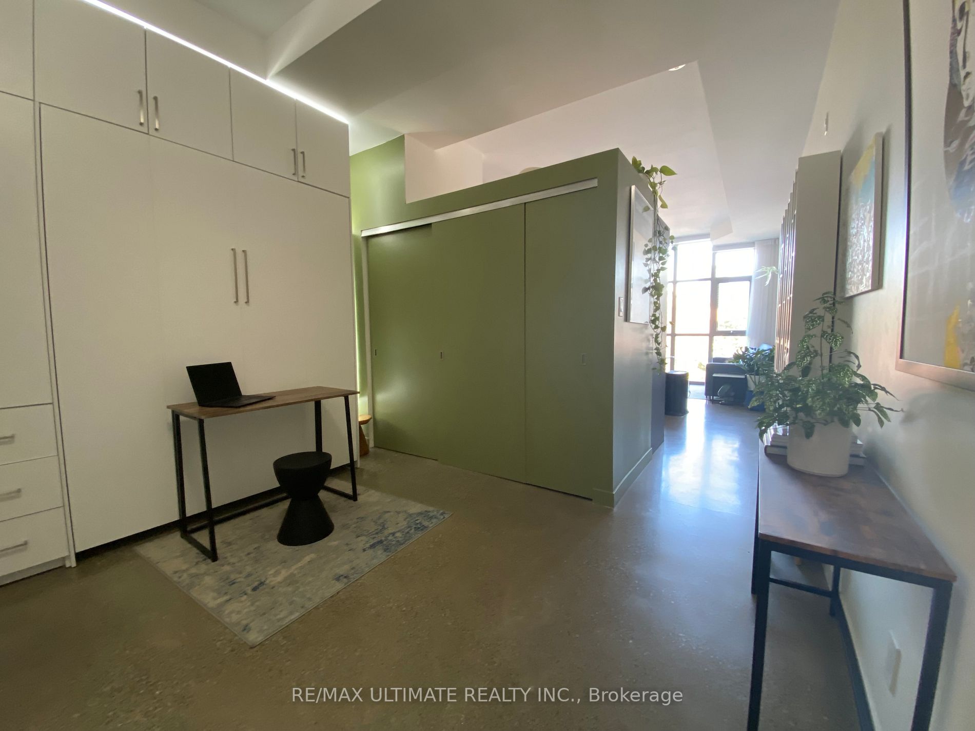 569 King St E, #404