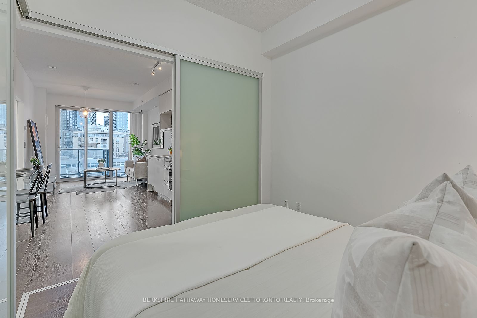 435 Richmond St W, #808