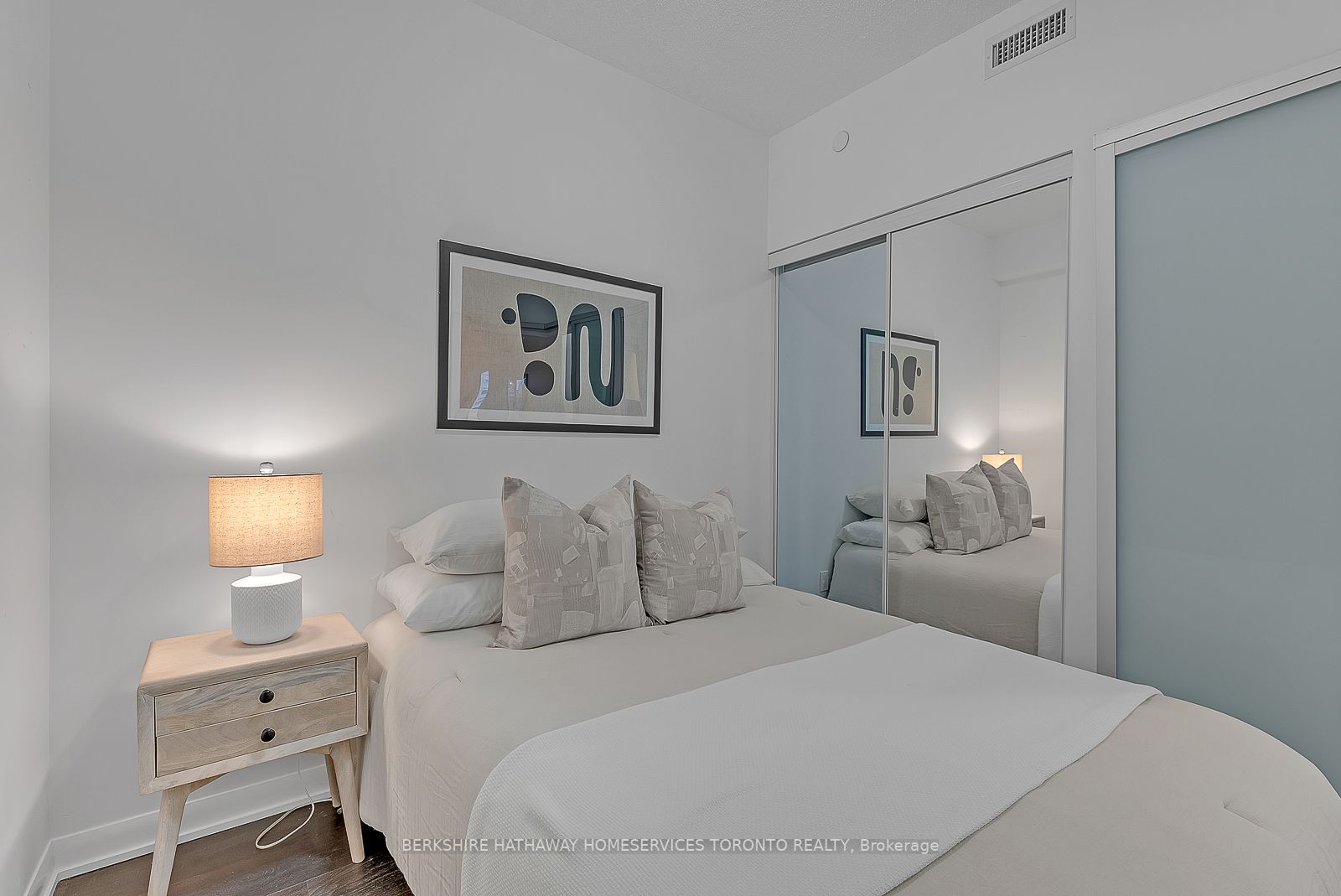 435 Richmond St W, #808