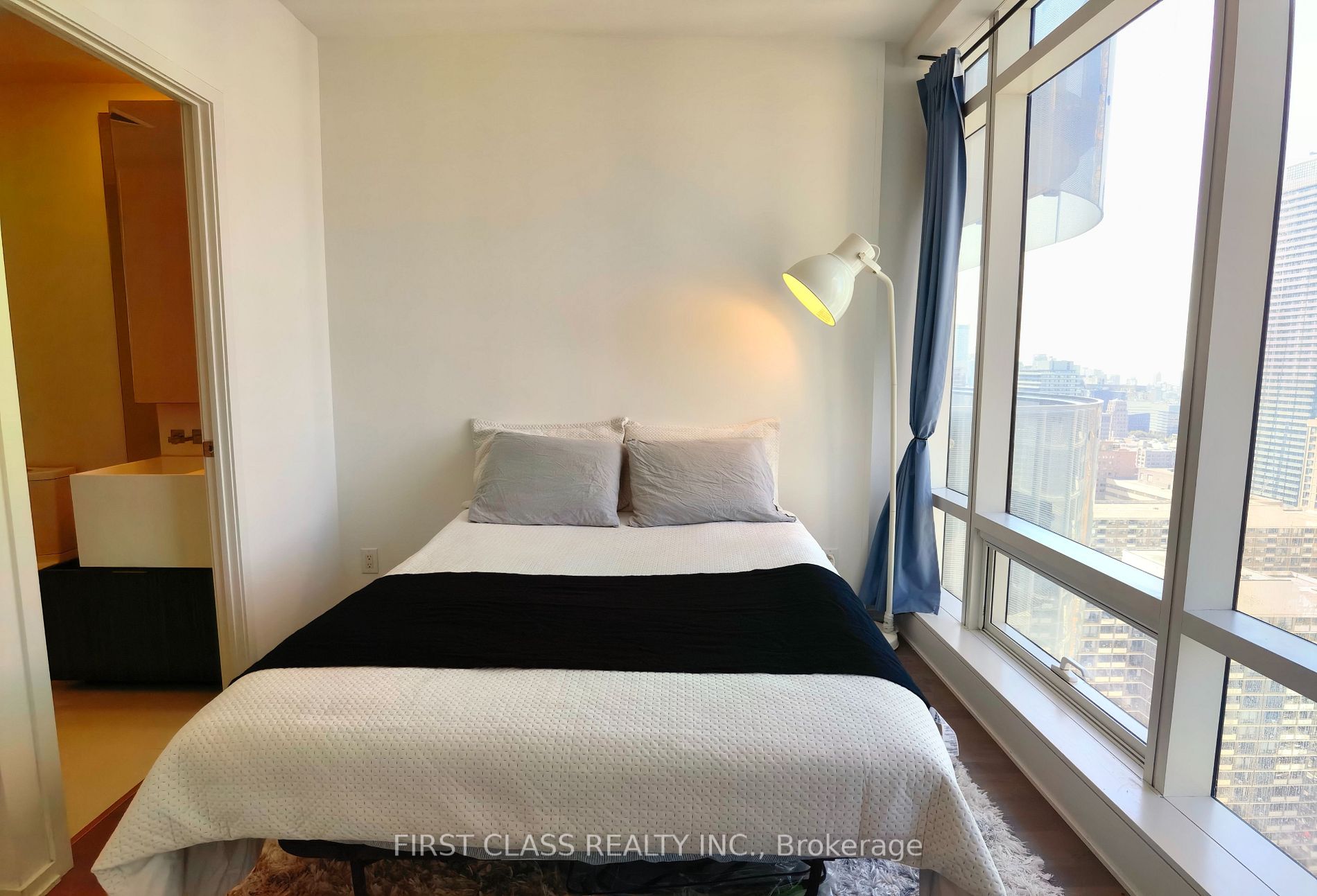 1 Bloor St E, #2810