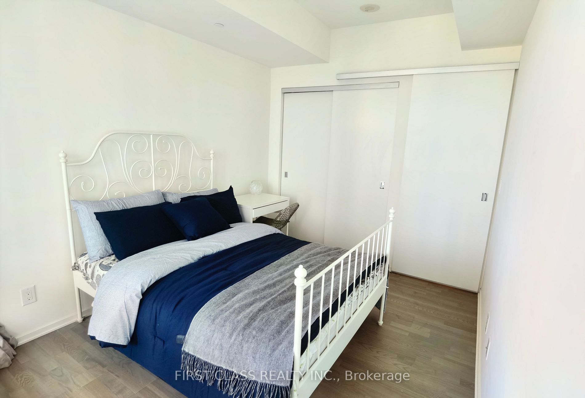 1 Bloor St E, #2810